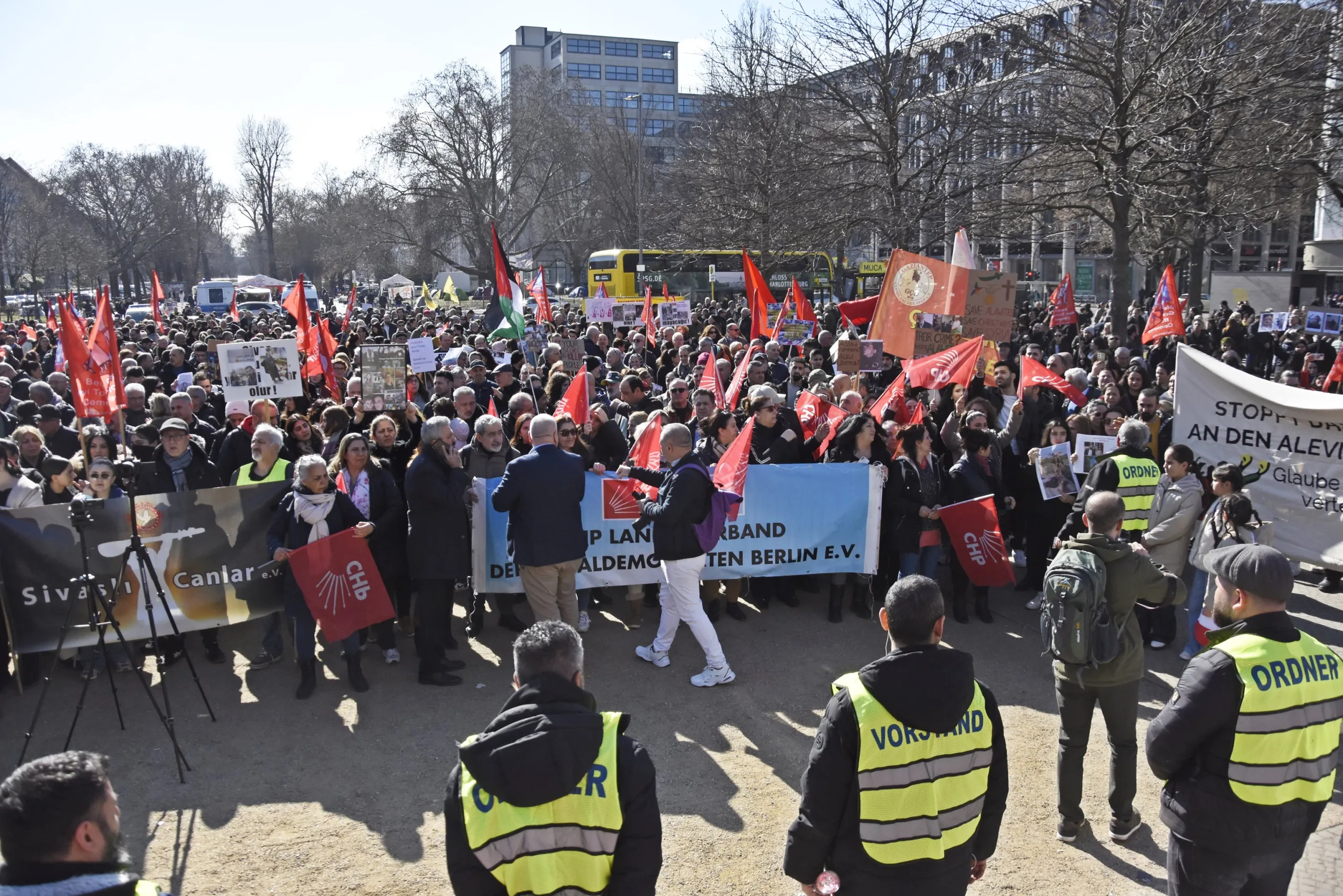 Alevi Katliamlarına Karşı Berlin’de Binler Bir Araya Geldi
