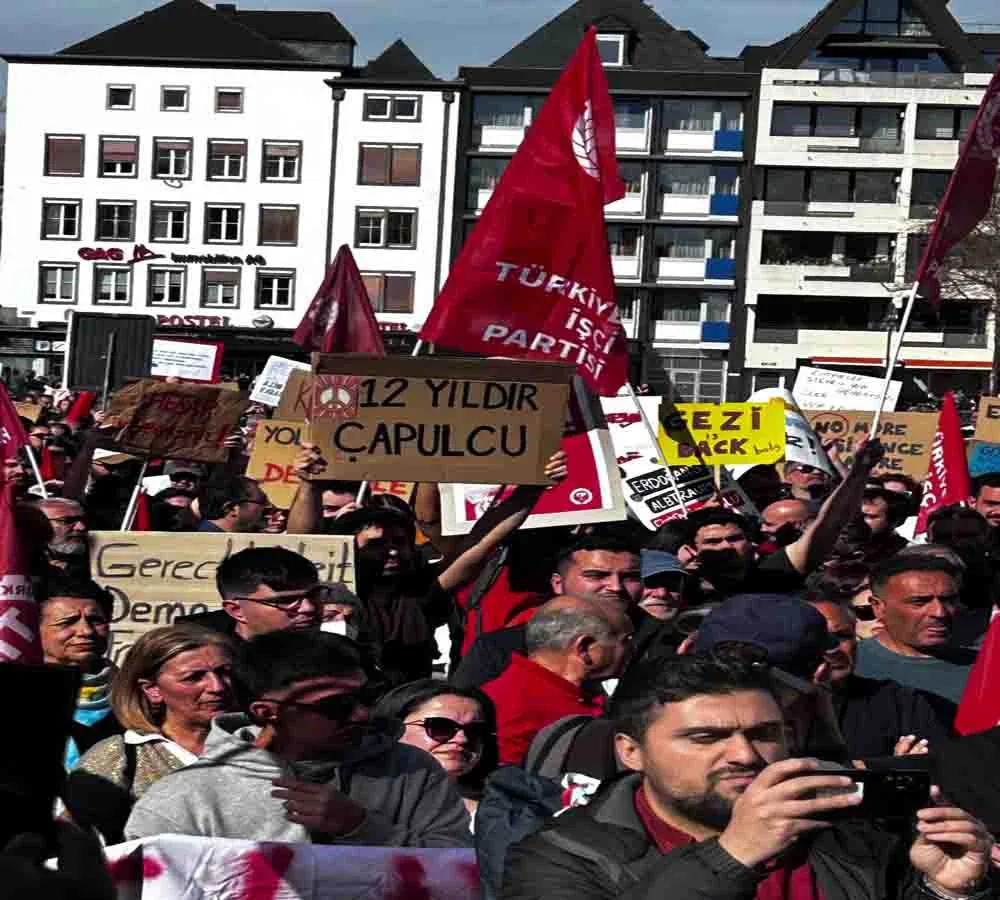 Köln'de Binlerce Kişi Ekrem İmamoğlu İçin Oy Kullandı