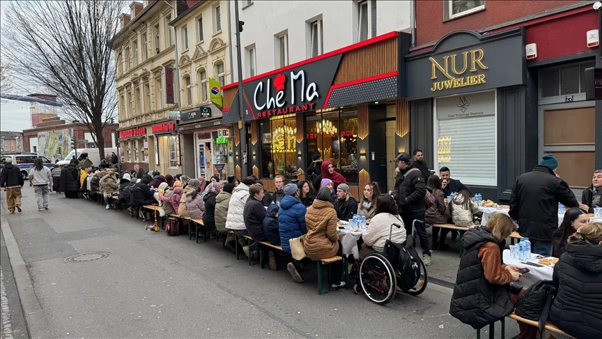 Köln'ün Türk caddesinde Türkler ve Almanlar sokak iftarında bir araya geldi