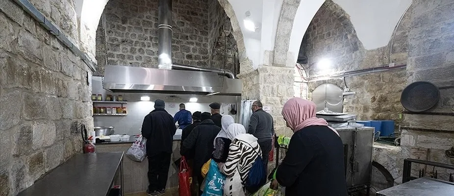Haseki Sultan Tekkesi, 473 yıldır ihtiyaç sahiplerine yemek dağıtıyor