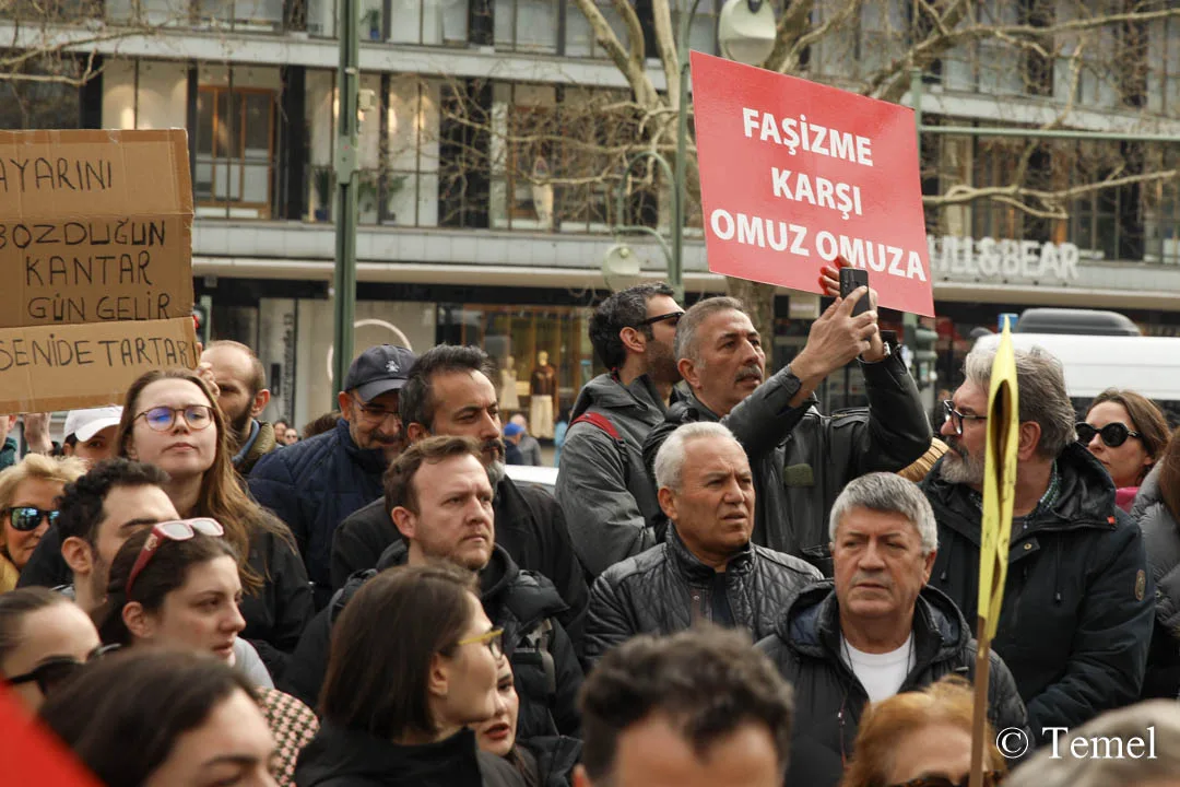 Berlin’de On Binler Özgür Türkiye İçin Yürüdü