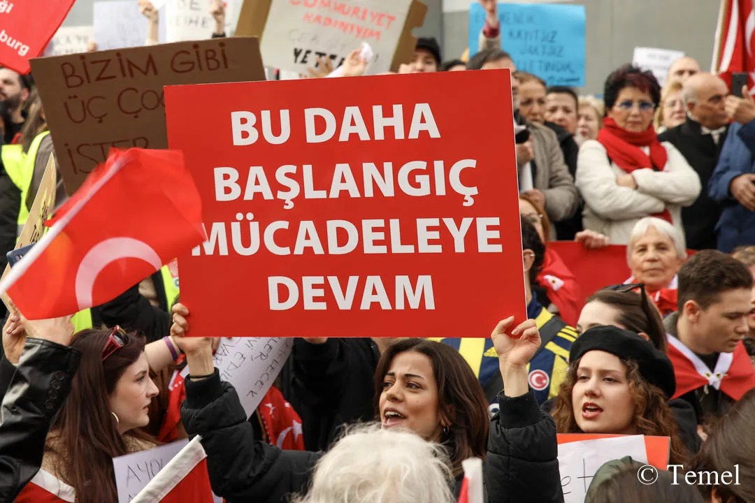 Berlin’de On Binler Özgür Türkiye İçin Yürüdü