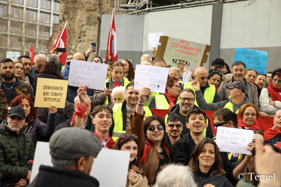 Berlin’de On Binler Özgür Türkiye İçin Yürüdü