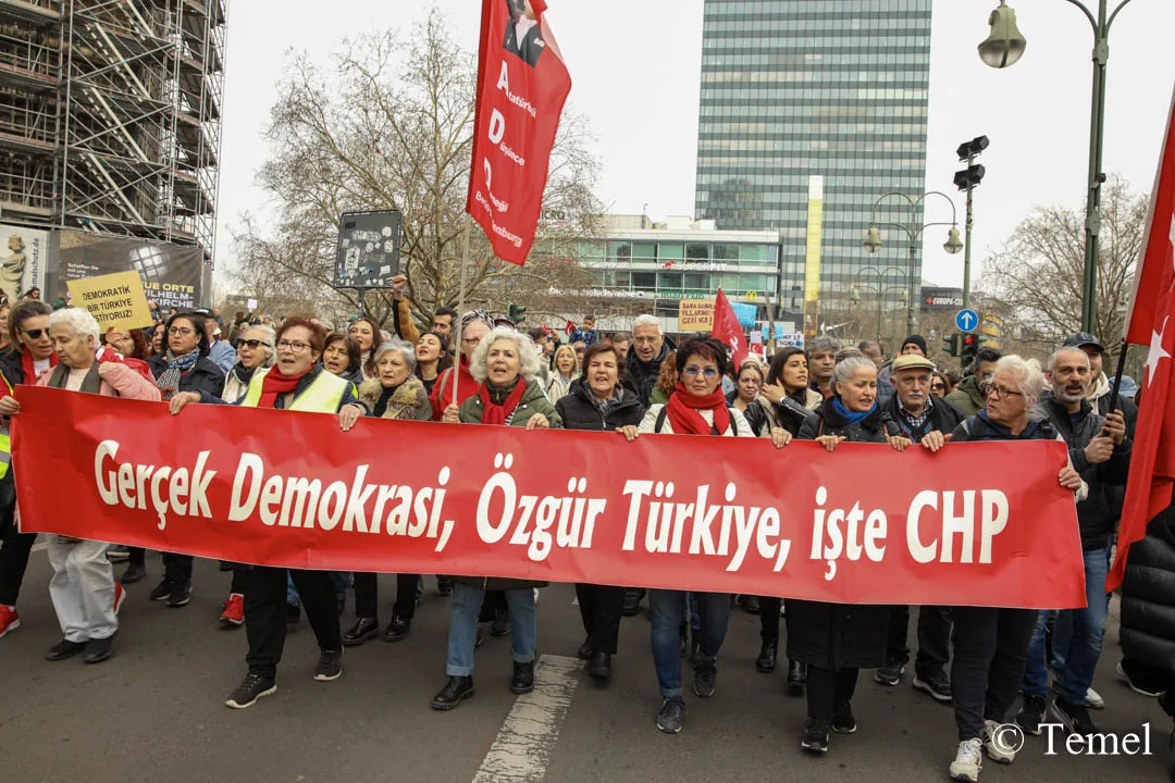 Berlin’de On Binler Özgür Türkiye İçin Yürüdü