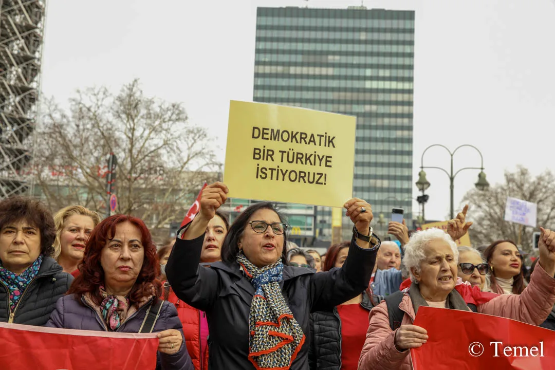 Berlin’de On Binler Özgür Türkiye İçin Yürüdü