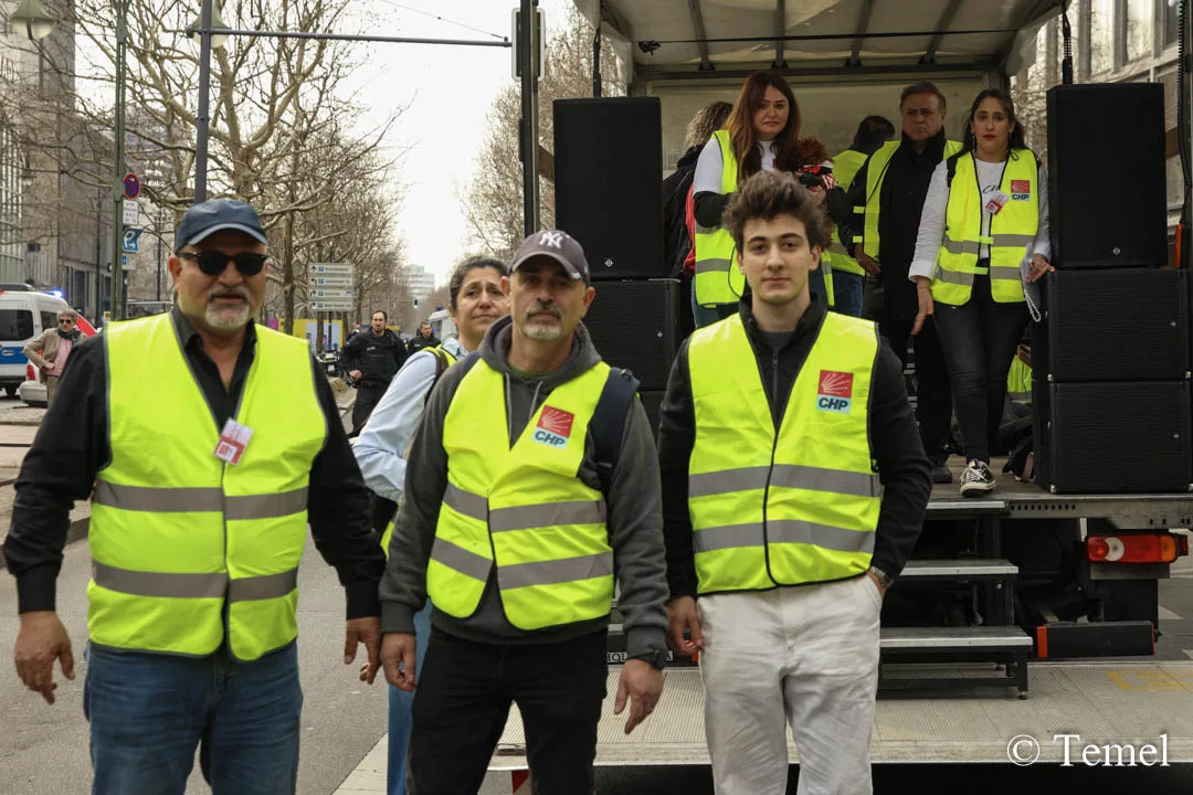 Berlin’de On Binler Özgür Türkiye İçin Yürüdü