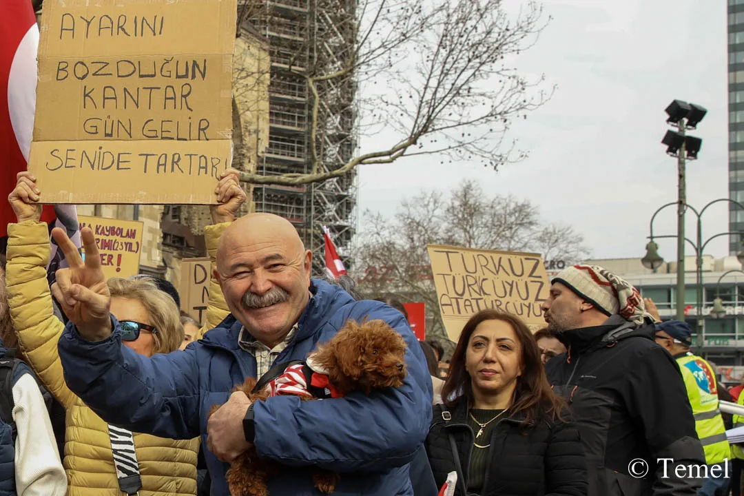 Berlin’de On Binler Özgür Türkiye İçin Yürüdü
