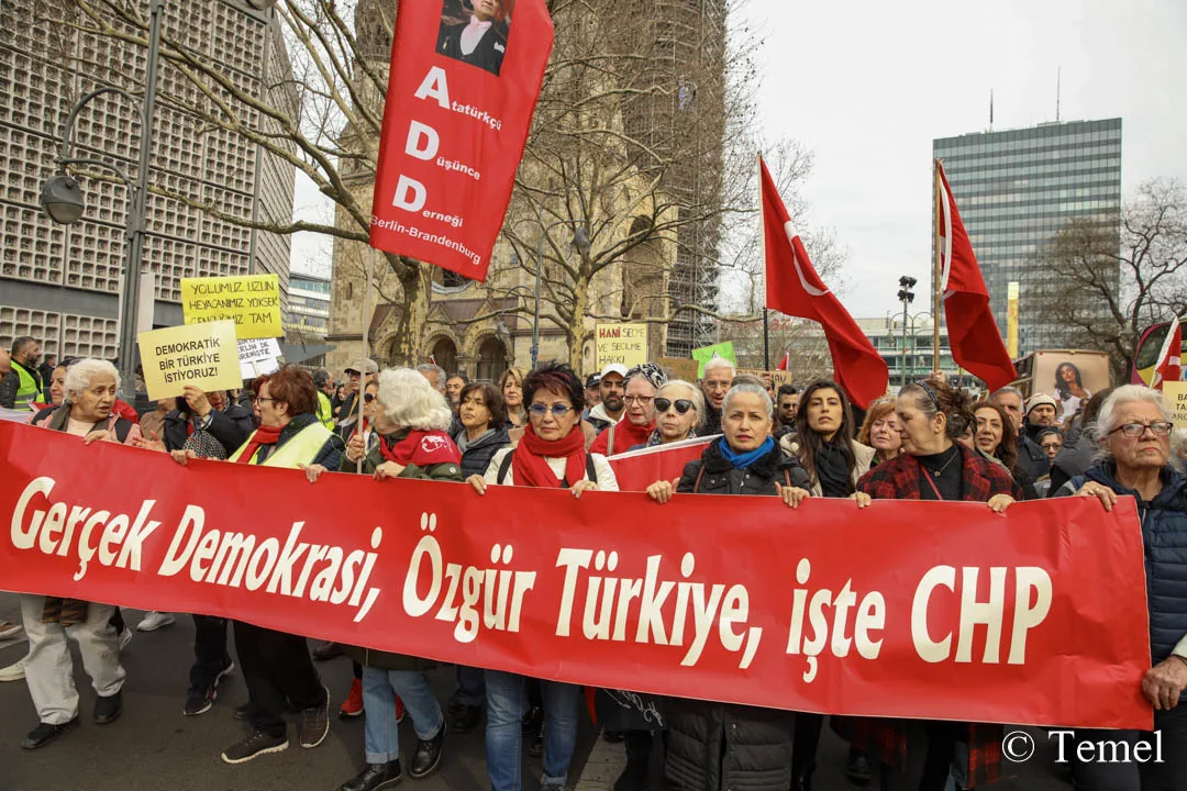Berlin’de On Binler Özgür Türkiye İçin Yürüdü