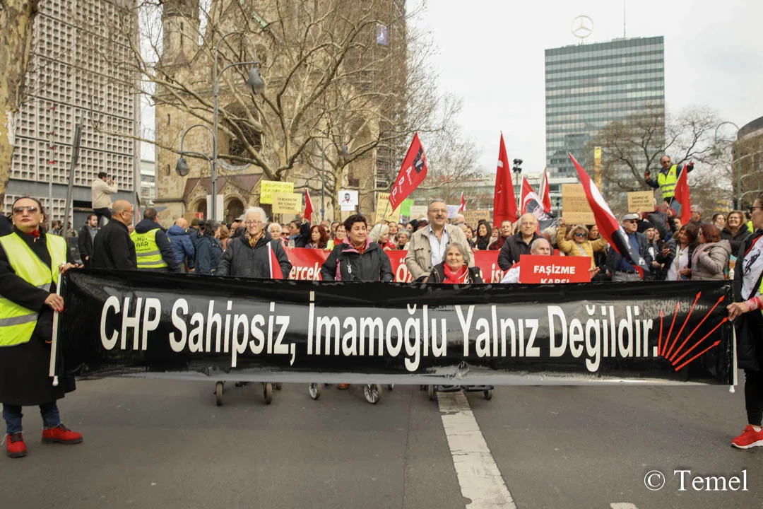 Berlin’de On Binler Özgür Türkiye İçin Yürüdü