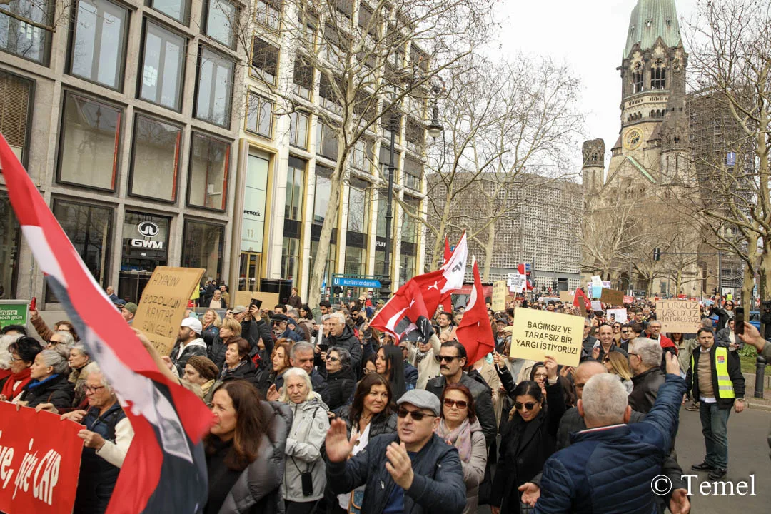 Berlin’de On Binler Özgür Türkiye İçin Yürüdü