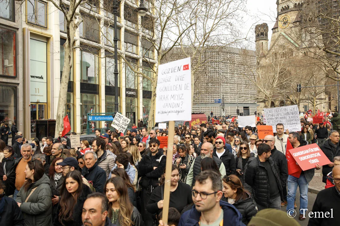 Berlin’de On Binler Özgür Türkiye İçin Yürüdü