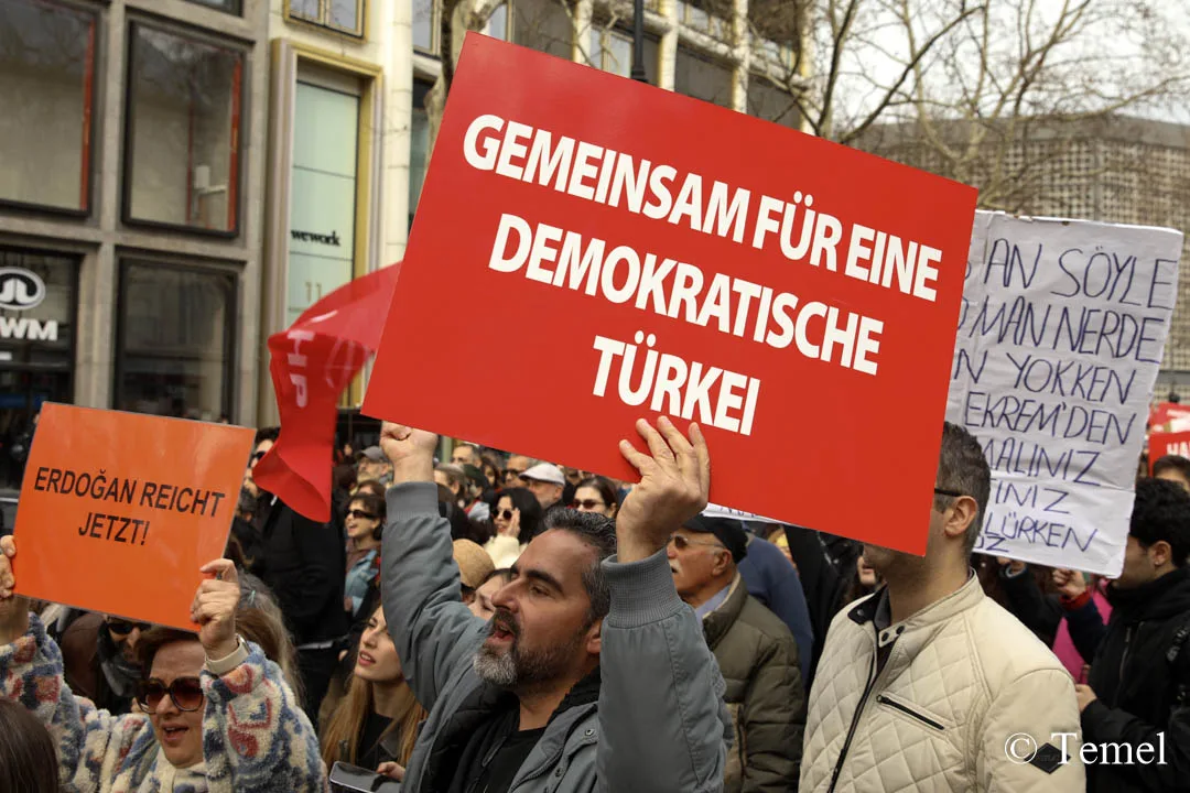 Berlin’de On Binler Özgür Türkiye İçin Yürüdü