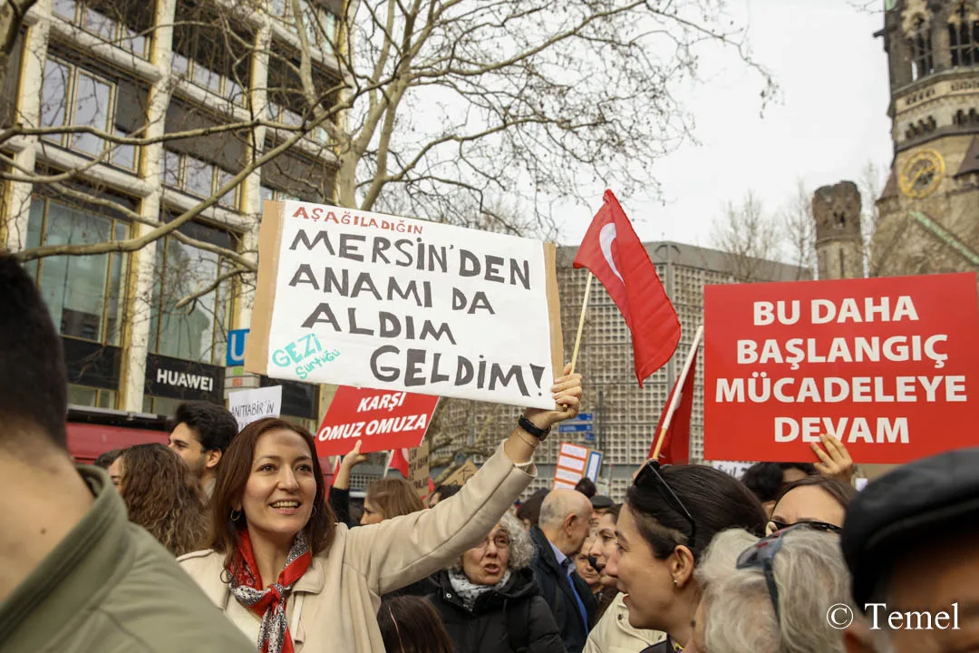 Berlin’de On Binler Özgür Türkiye İçin Yürüdü
