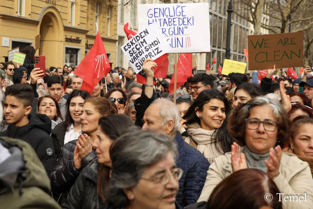Berlin’de On Binler Özgür Türkiye İçin Yürüdü