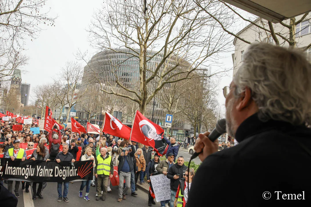 Berlin’de On Binler Özgür Türkiye İçin Yürüdü