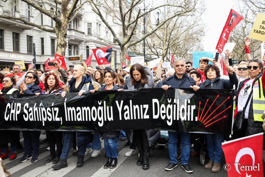 Berlin’de On Binler Özgür Türkiye İçin Yürüdü