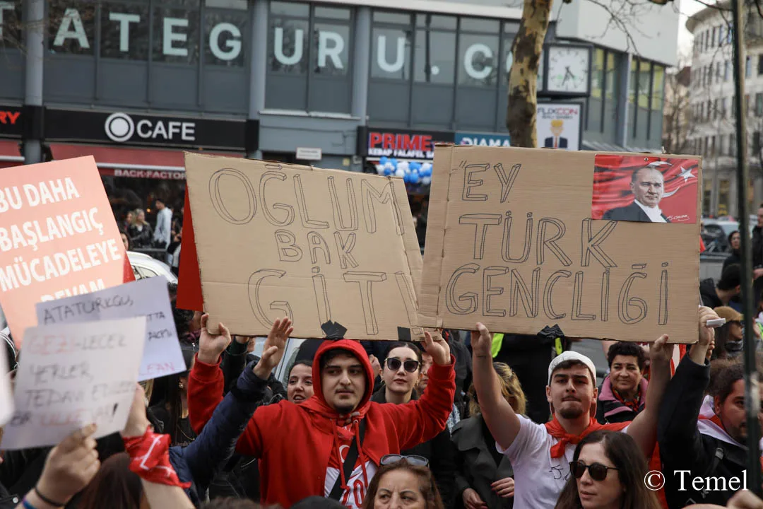 Berlin’de On Binler Özgür Türkiye İçin Yürüdü