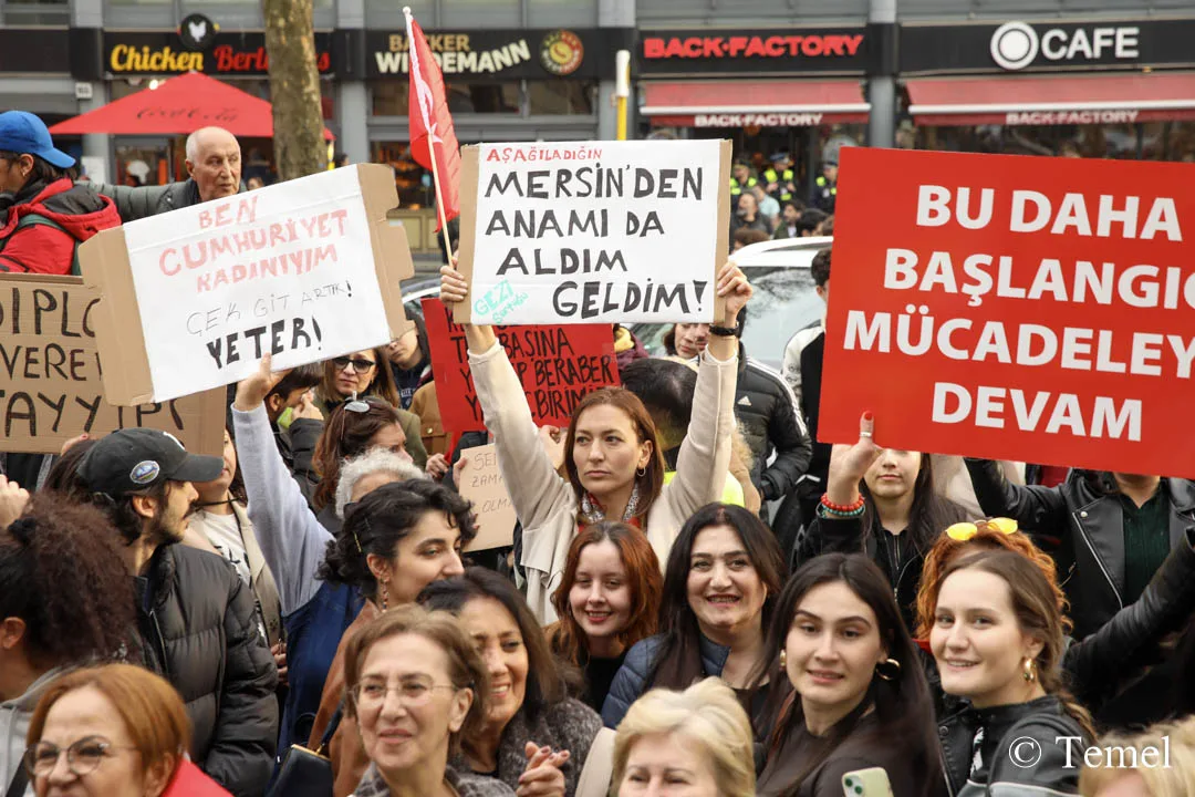 Berlin’de On Binler Özgür Türkiye İçin Yürüdü
