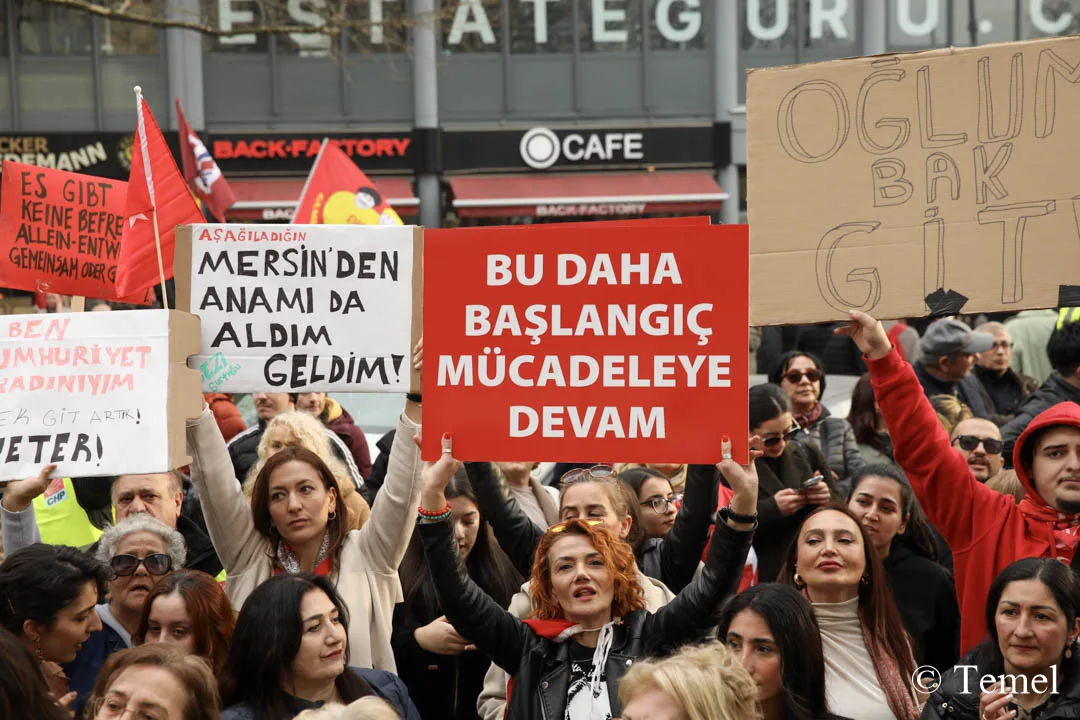 Berlin’de On Binler Özgür Türkiye İçin Yürüdü