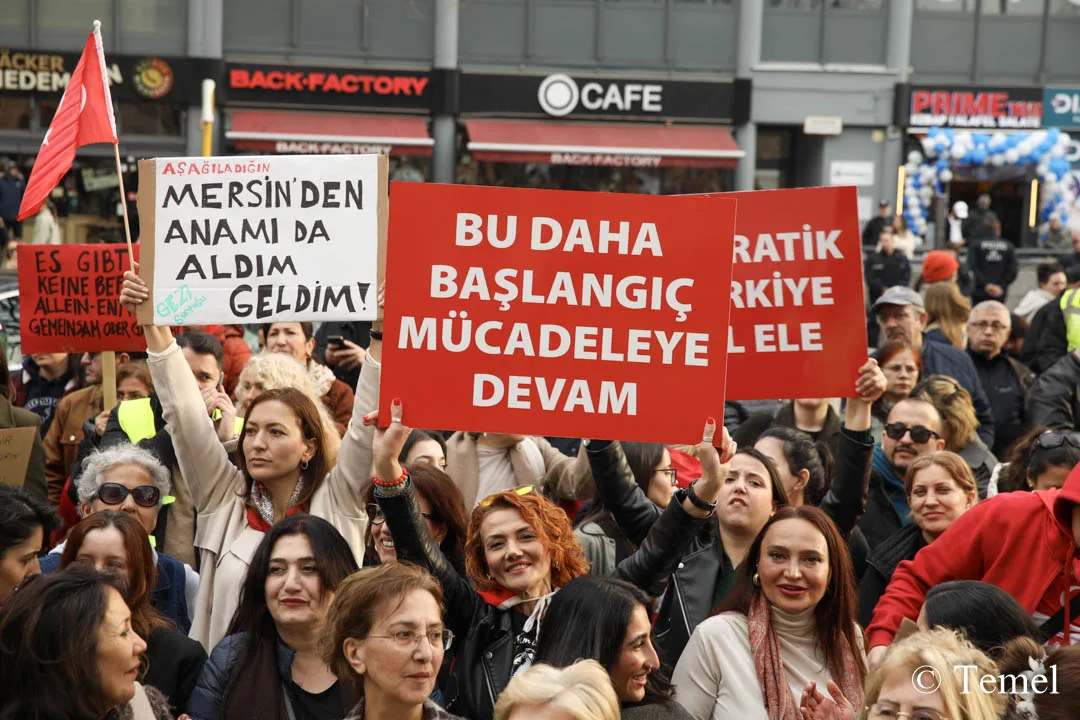 Berlin’de On Binler Özgür Türkiye İçin Yürüdü