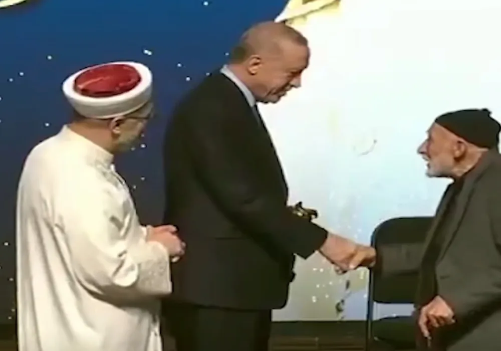 92 Yaşındaki Birine El Öptürmesi Tepki Çekti