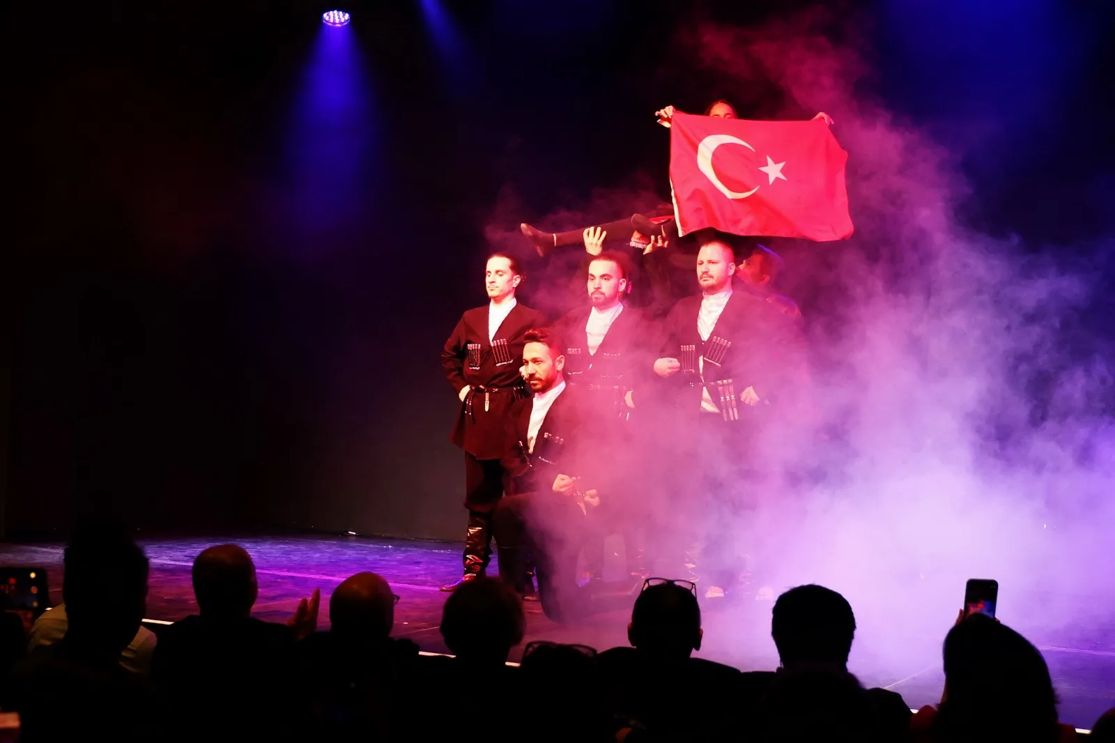 Berlin’de Türk Halk Oyunları Şöleni: “7’den 70’e El Ele” Gecesi Büyük İlgi Gördü!