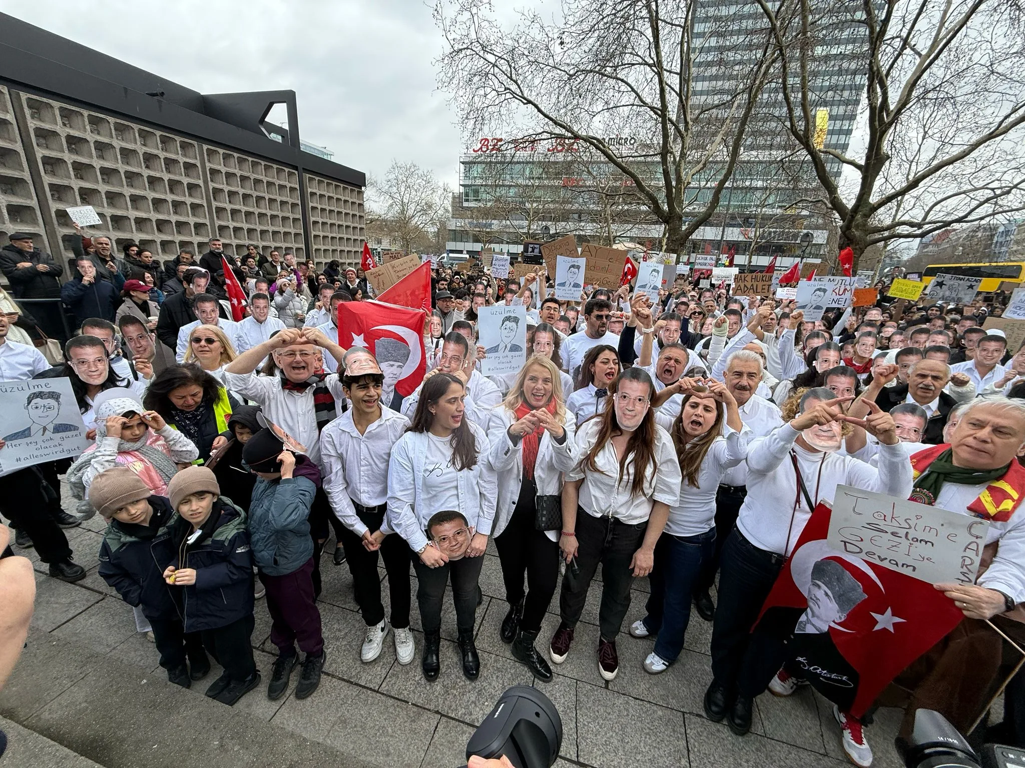 Berlin’de ‘Özgür Türkiye’ Mitingi Düzenlendi