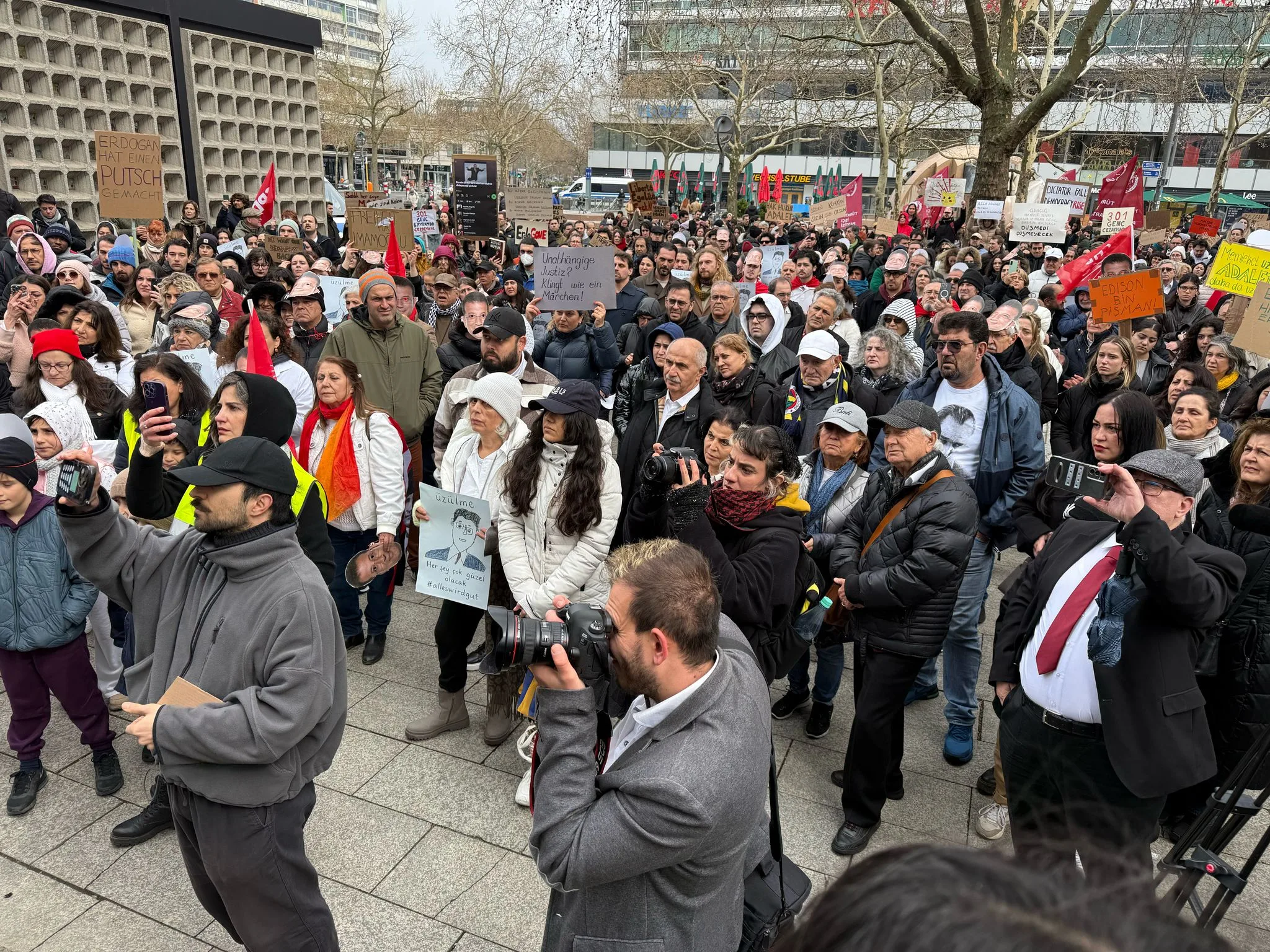 Berlin’de ‘Özgür Türkiye’ Mitingi Düzenlendi