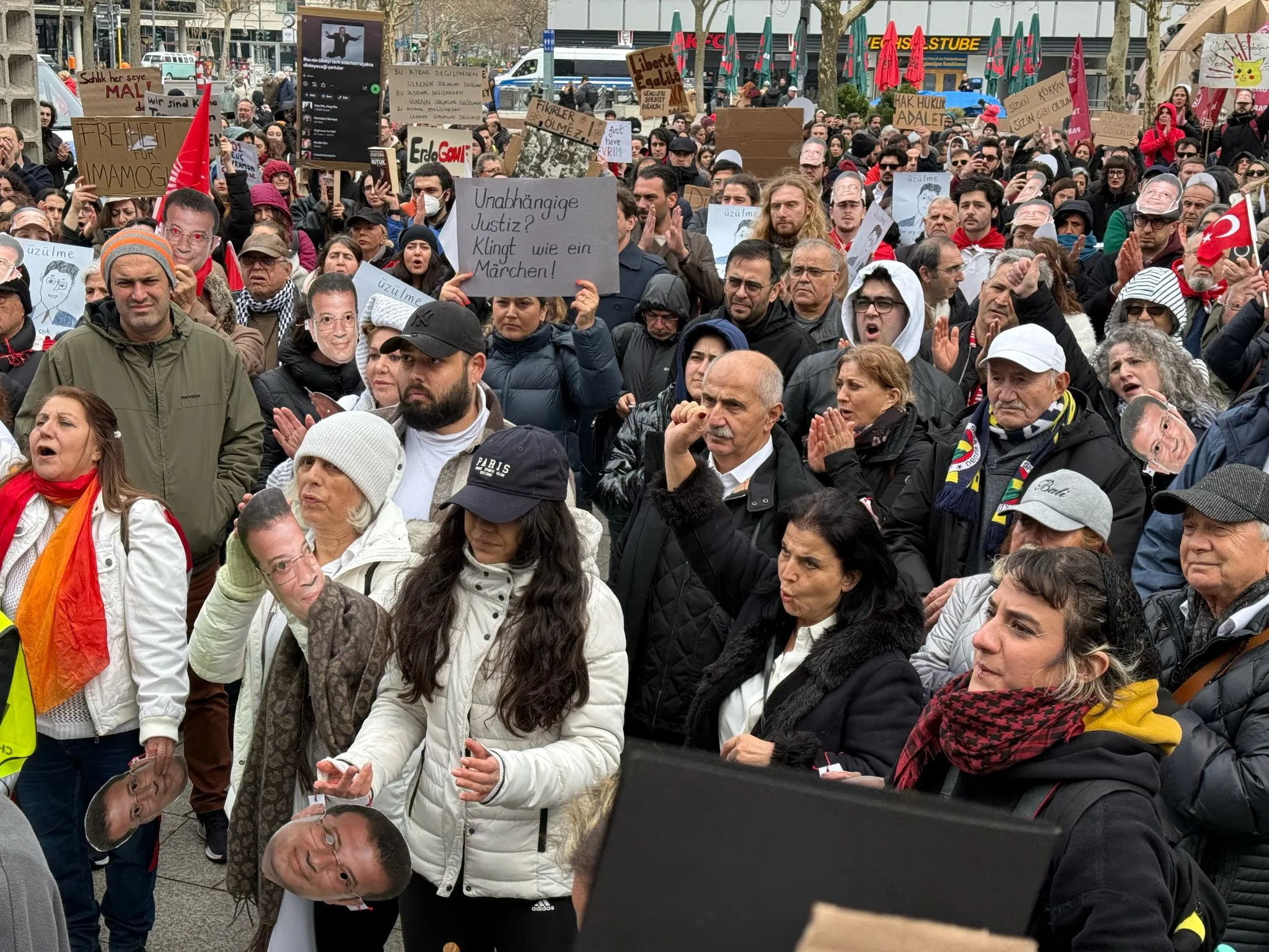 Berlin’de ‘Özgür Türkiye’ Mitingi Düzenlendi