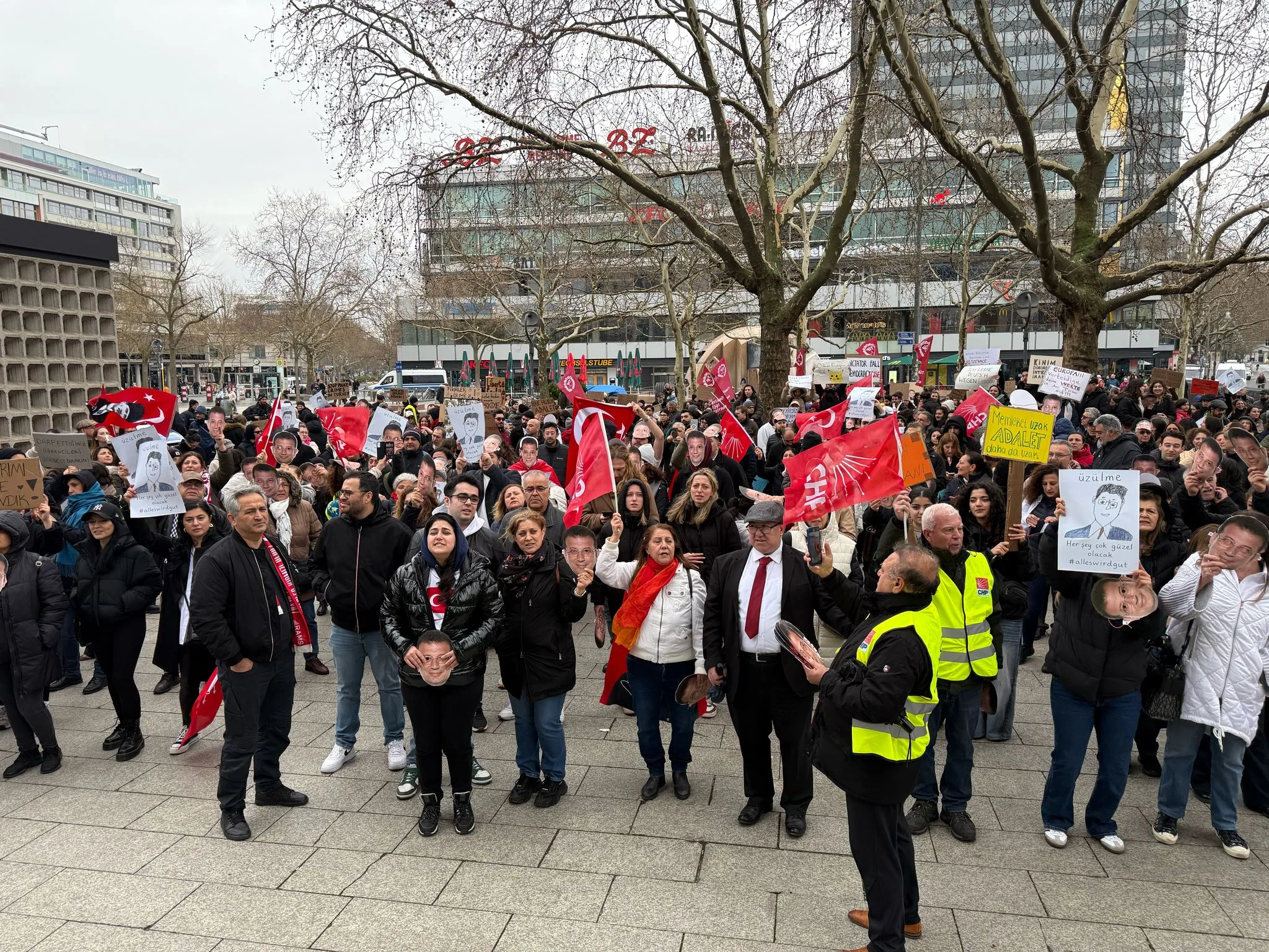 Berlin’de ‘Özgür Türkiye’ Mitingi Düzenlendi