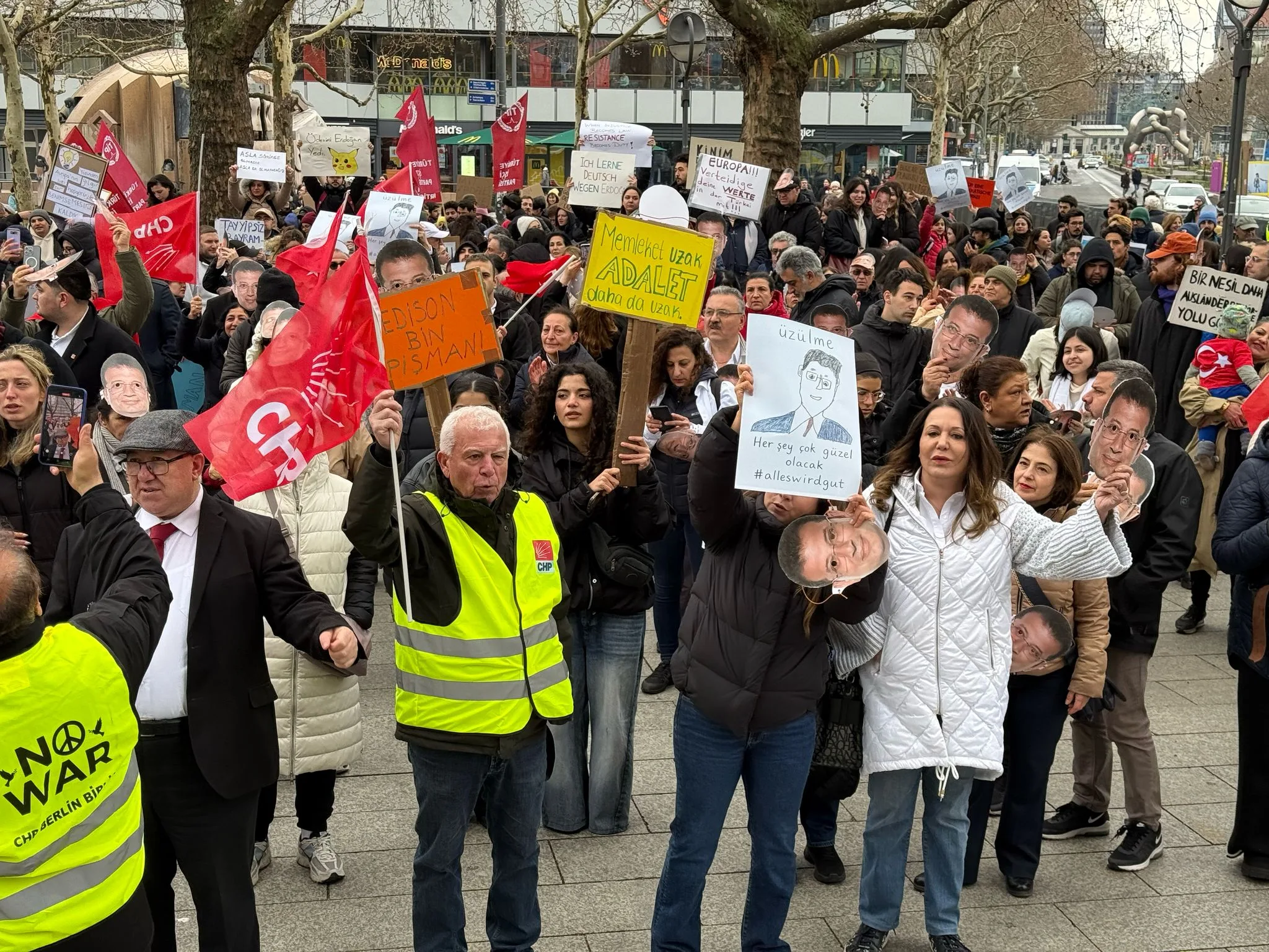Berlin’de ‘Özgür Türkiye’ Mitingi Düzenlendi