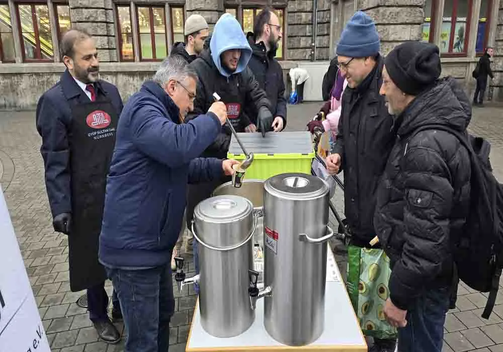 DİTİB’li gençler Kadir gecesi çorba dağıttı
