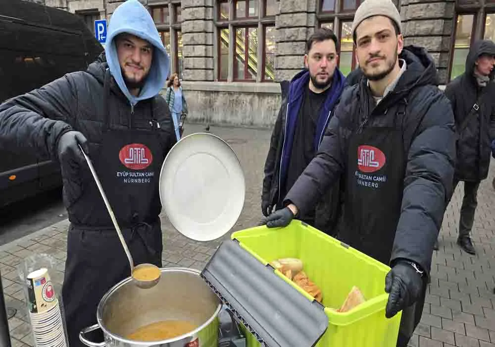 DİTİB’li gençler Kadir gecesi çorba dağıttı