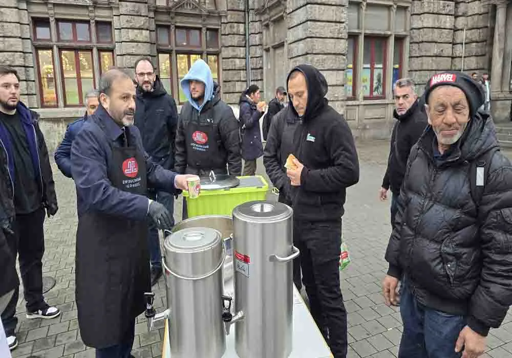 DİTİB’li gençler Kadir gecesi çorba dağıttı