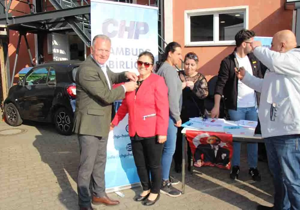 Hamburg'da Dayanışma Sandığına Yoğun İlgi! Ekrem İmamoğlu’na Büyük Destek