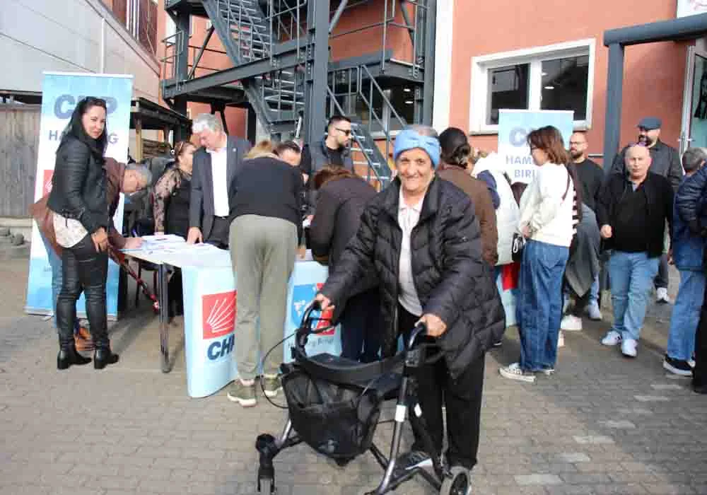 Hamburg'da Dayanışma Sandığına Yoğun İlgi! Ekrem İmamoğlu’na Büyük Destek