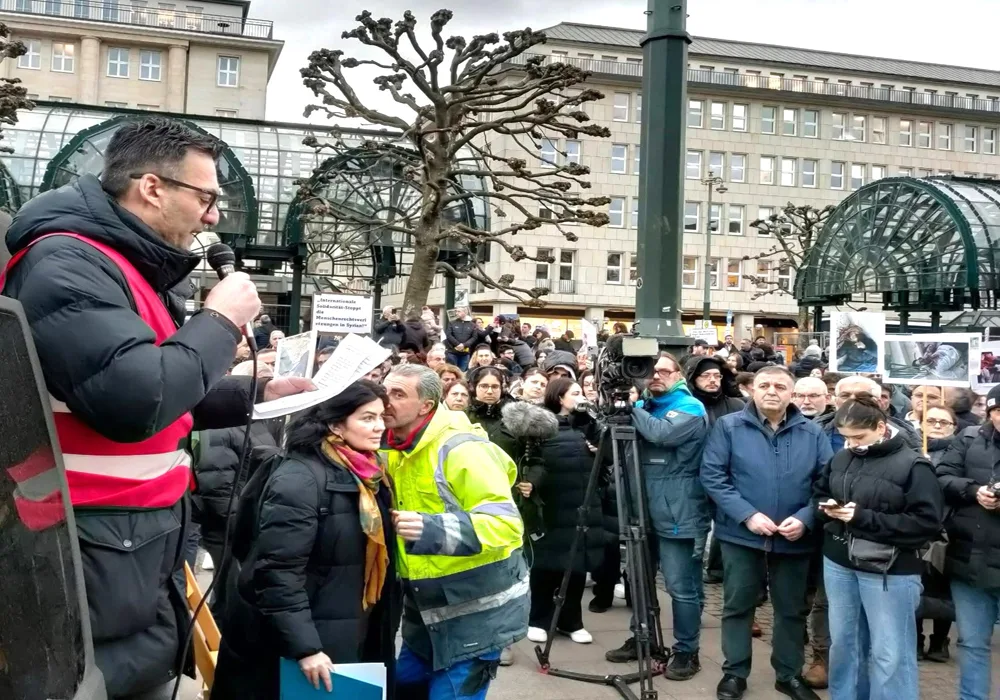 Hamburg, Suriye`deki Alevi Katliamını protesto etti