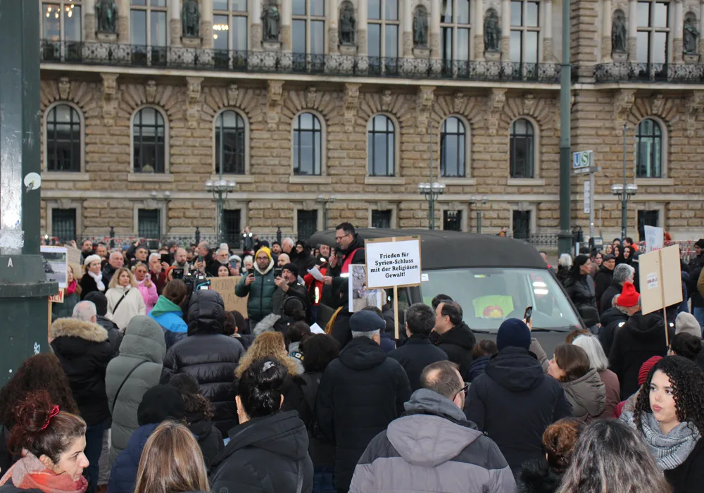 Hamburg, Suriye`deki Alevi Katliamını protesto etti