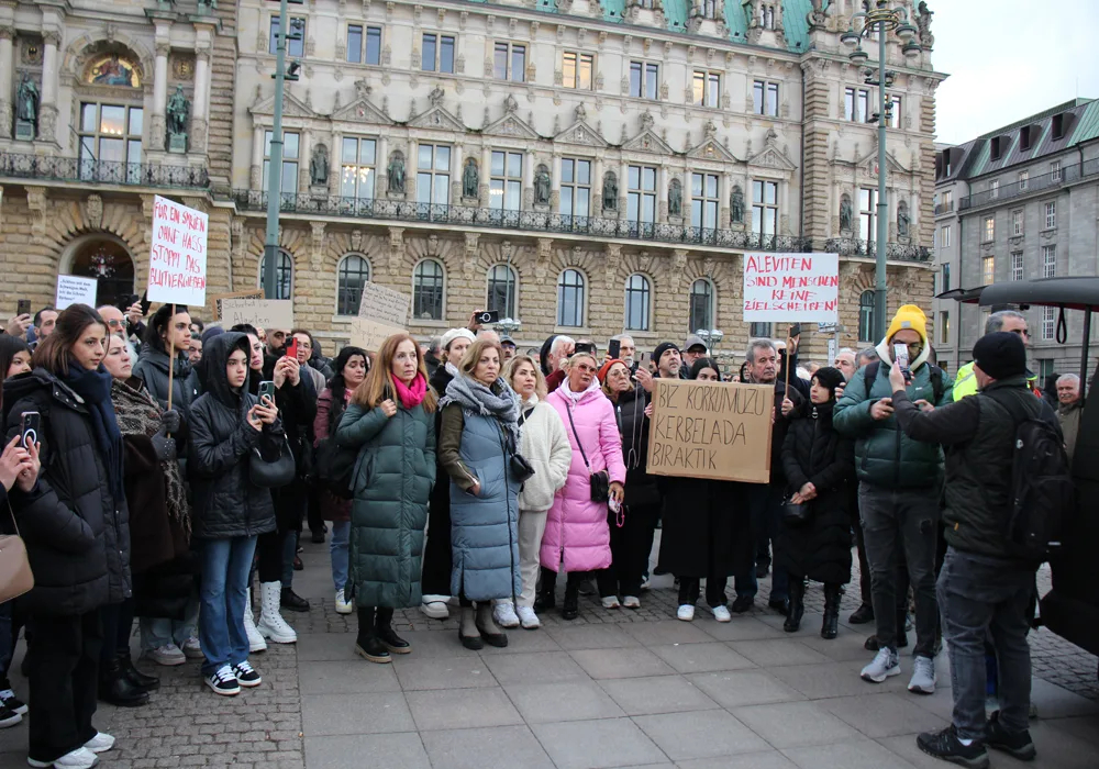 Hamburg, Suriye`deki Alevi Katliamını protesto etti