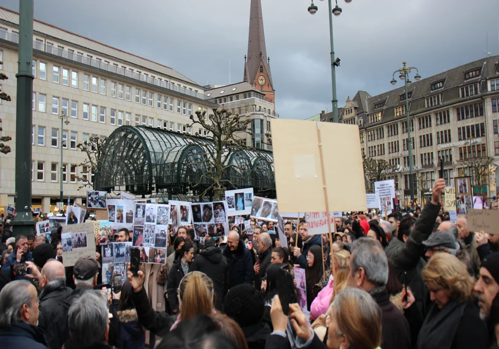 Hamburg, Suriye`deki Alevi Katliamını protesto etti