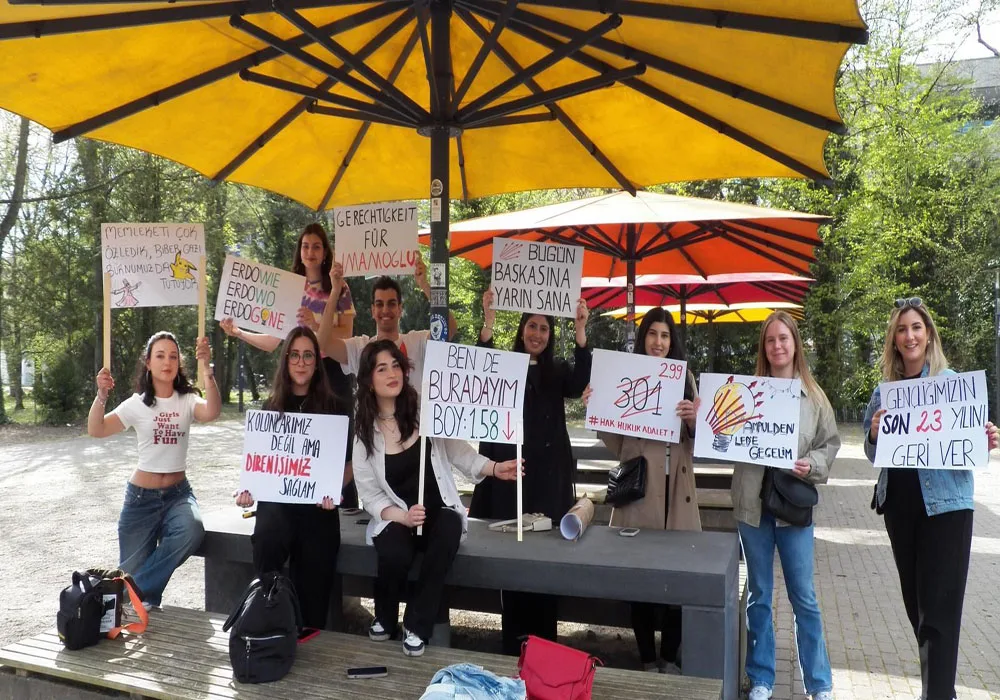 Karlsruhe’de binlerce kişi adalet, hukuk ve demokrasi için yürüdü