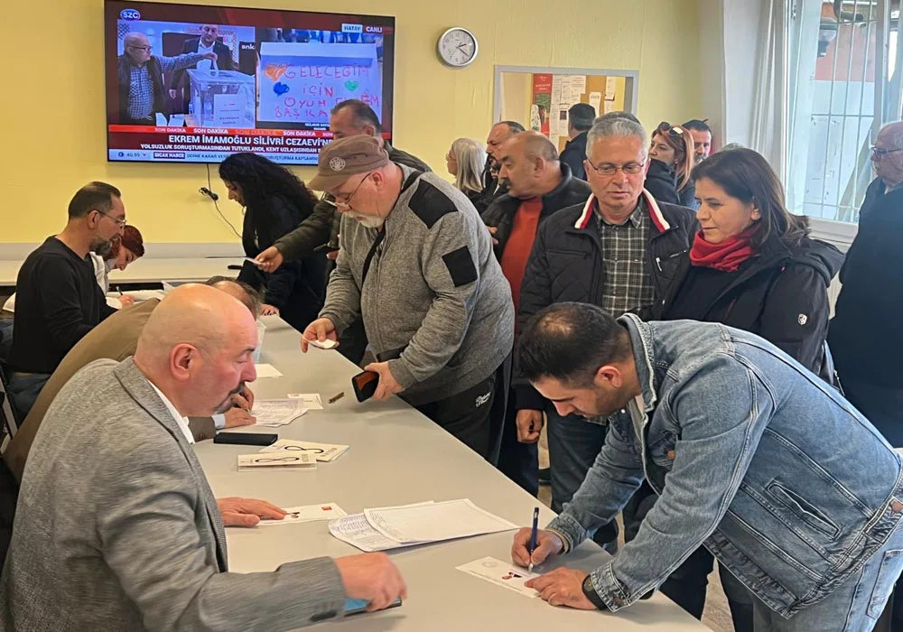 Hannover’de binlerce kişi “Adalet, Hukuk ve Demokrasi” için yürüdü
