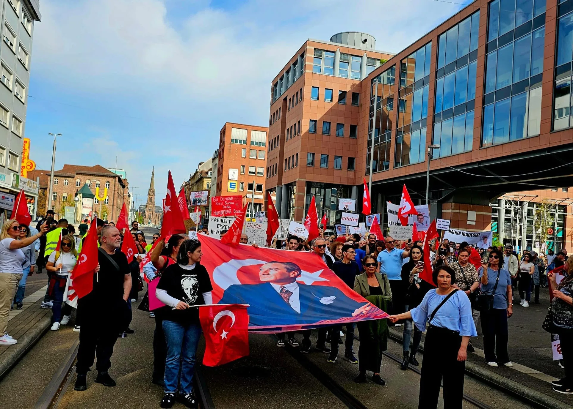 Karlsruhe’de binlerce kişi adalet, hukuk ve demokrasi için yürüdü