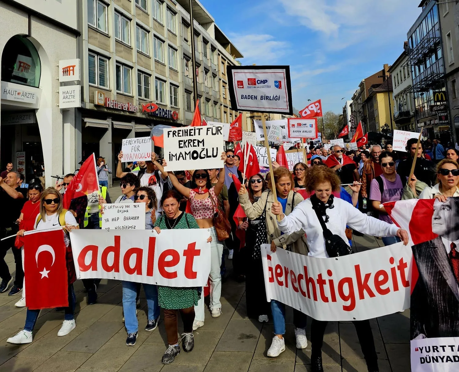 Karlsruhe’de binlerce kişi adalet, hukuk ve demokrasi için yürüdü