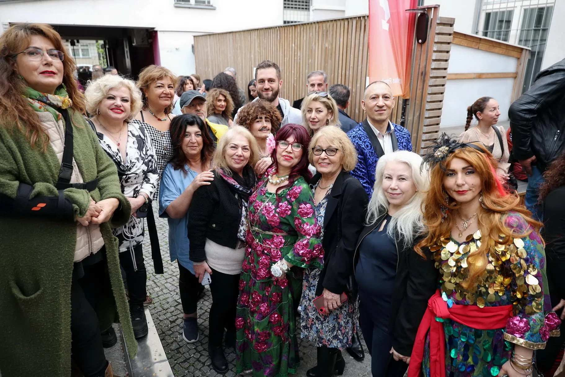 Yılmaz Arıkan’dan Yeni Müzikal Komedi: “KARAM – Kral Çingene” Berlin’de Prömiyer Yaptı