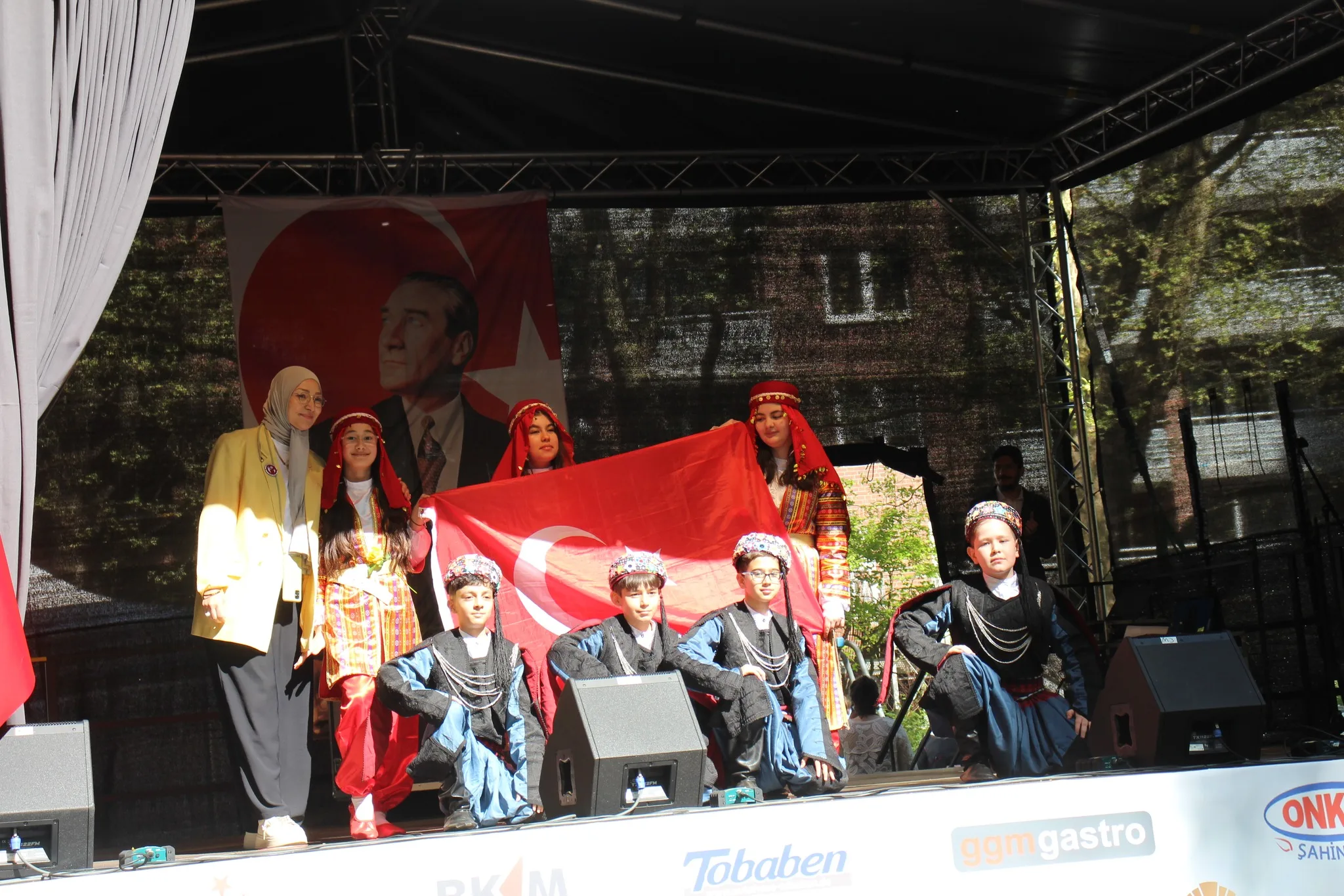 HAMBURG'DA 23 NİSAN COŞKUSU GÖKYÜZÜNE TAŞTI!