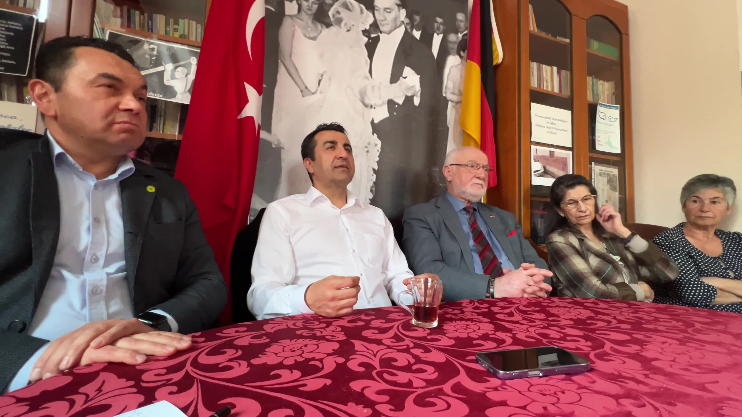 Arif Taşdelen: ”Türkiye’yi sevmekle vatan haini ilan edilmek çelişki”