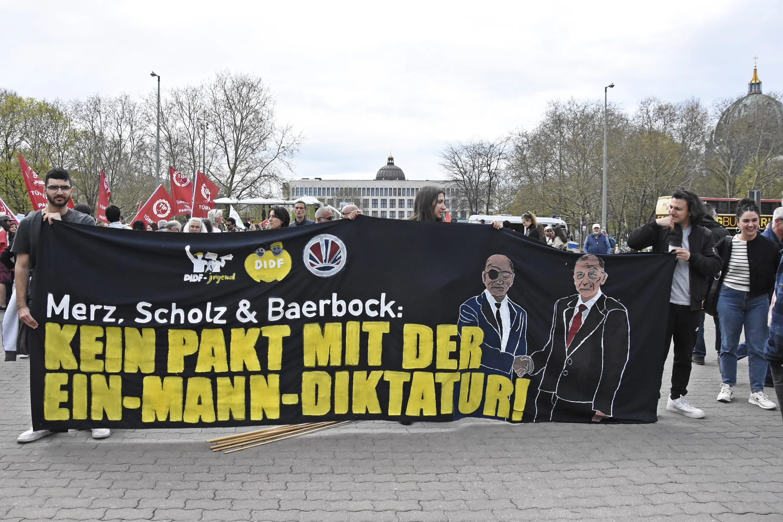 Berlin’de Binlerce Kişi 19 Mart Darbesine Karşı Yürüdü