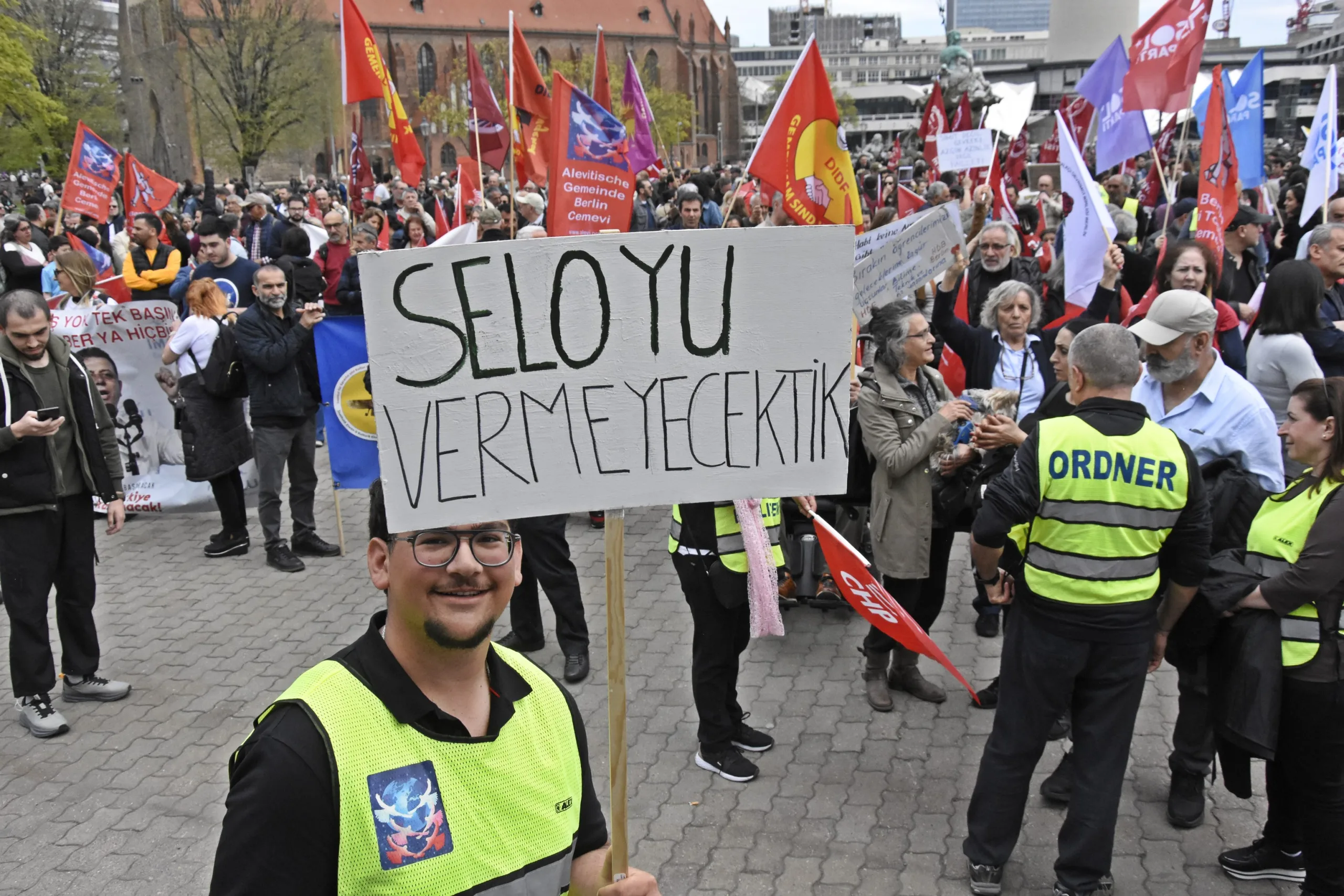 Berlin’de Binlerce Kişi 19 Mart Darbesine Karşı Yürüdü