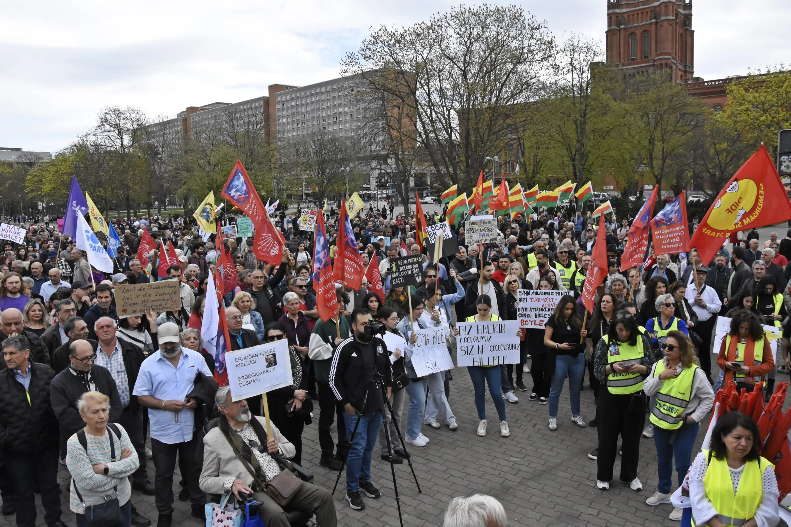 Berlin’de Binlerce Kişi 19 Mart Darbesine Karşı Yürüdü